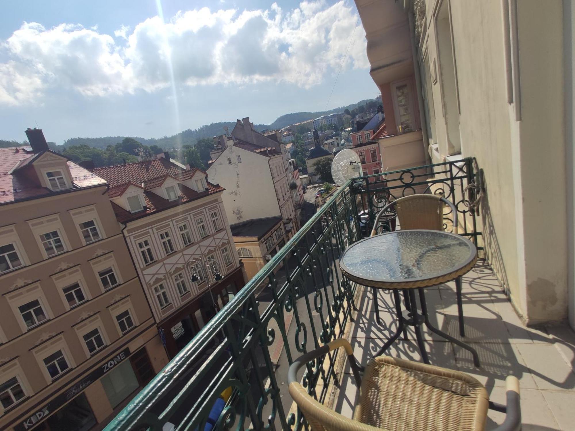 Apartman 63M2 S Balkonem V Lazenskem Centru Karlsbad Buitenkant foto